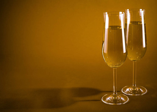 兩香檳酒杯