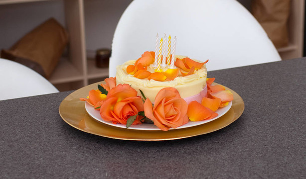 近一個(gè)生日蛋糕