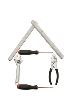 房子從建筑工具孤立在白色