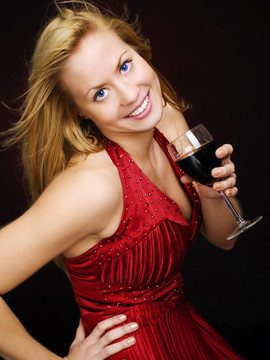微笑的金發(fā)女人拿著酒慶祝新年