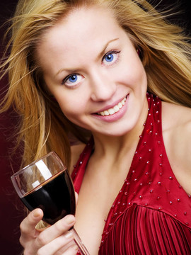微笑的美女手捧美酒慶祝新年