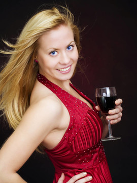 微笑的美女手捧美酒慶祝新年