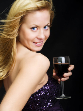 微笑的美女手捧美酒慶祝新年