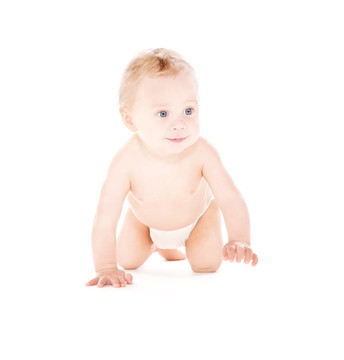 在尿布上爬行的嬰兒