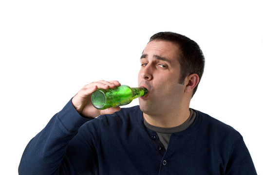 喝啤酒的人