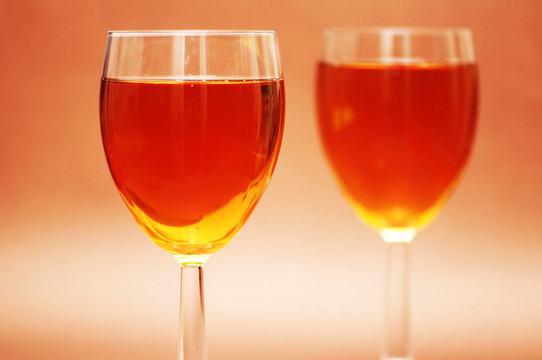 在明亮的燈光下兩個酒杯