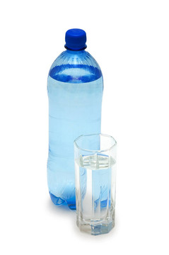 瓶和水隔離在白色的水