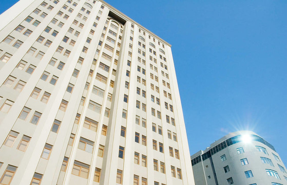 明亮夏日的現(xiàn)代辦公建筑