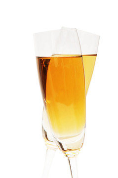 白底上的兩杯酒杯