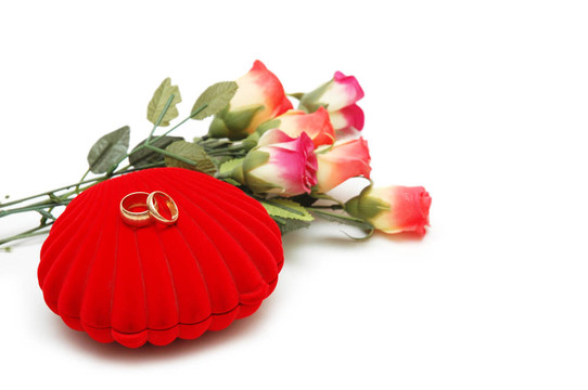 Flowers；心形盒子和結(jié)婚戒指白色隔離