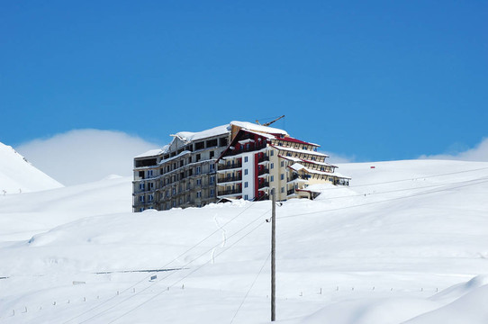 山頂上覆蓋著雪的大旅館
