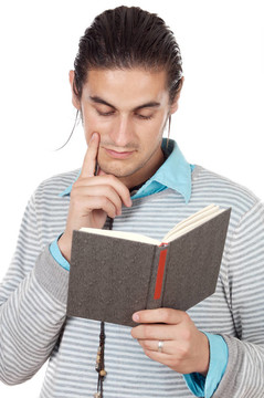 吸引人的男孩讀一本書