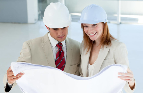 兩位建筑師討論建筑方案