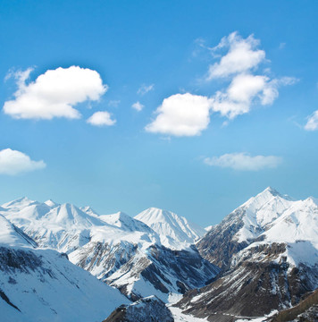 在冬天的雪下的高山