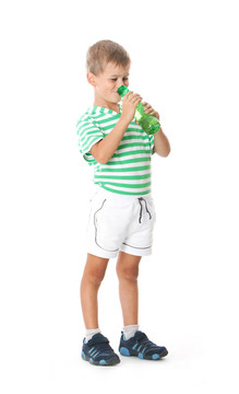 男孩的飲用水