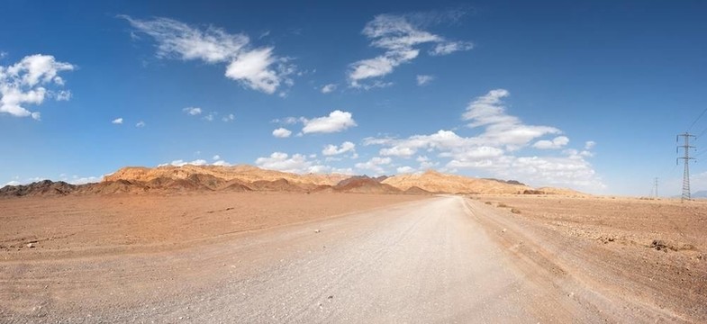 沙漠中的道路走向遙遠(yuǎn)的巖石