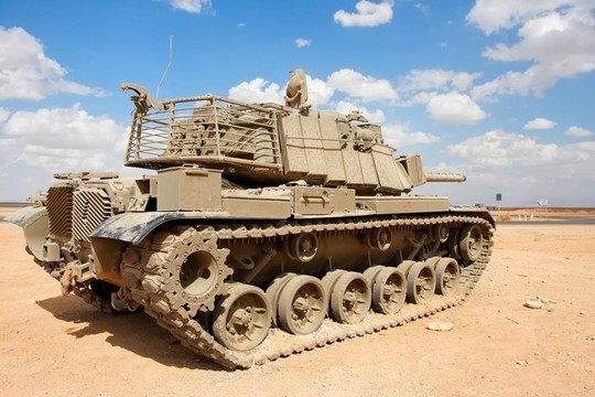 老以色列馬加奇坦克附近的軍事基地在沙漠