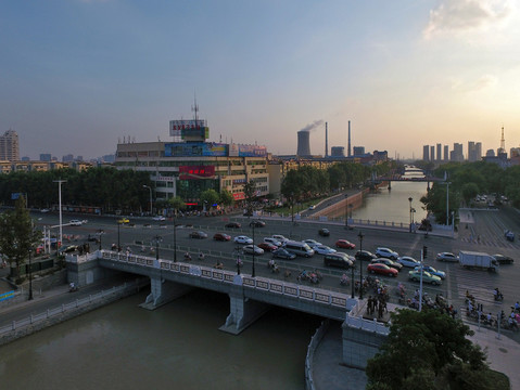 航拍里運(yùn)河上的水門橋