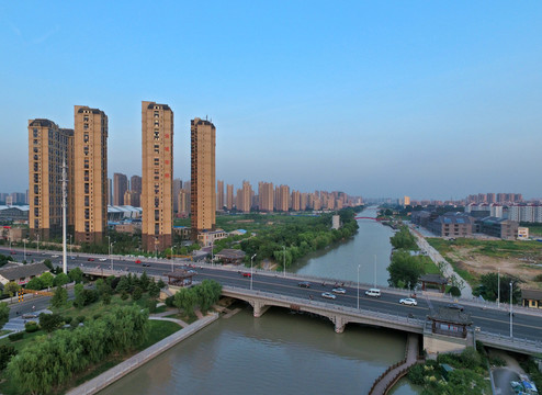 航拍里運(yùn)河上的越秀橋