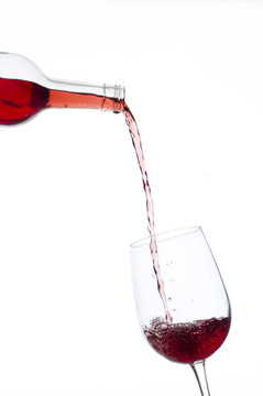 酒倒入酒杯