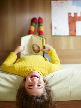 女孩讀書