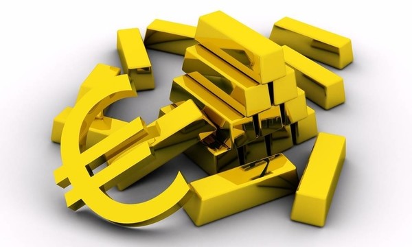 白色背景上的金條和金簽。