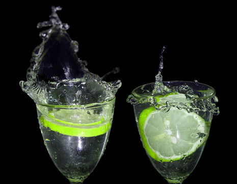 石灰掉進水