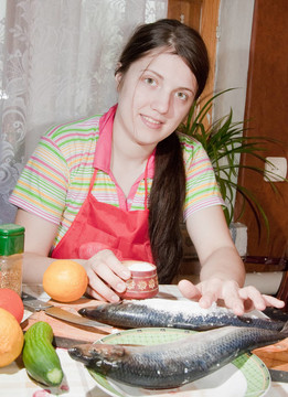 女孩是腌鯡魚(yú)
