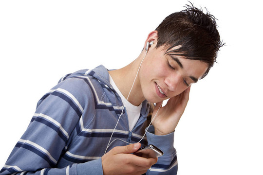 可愛的年輕男性聽MP3音樂的特寫