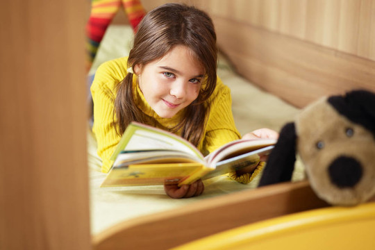 女孩讀書
