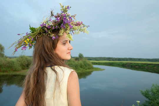 在一個(gè)花環(huán)少女