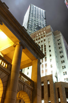 在香港與新老建筑的夜晚