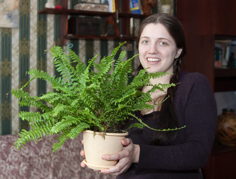 女孩與蕨類植物