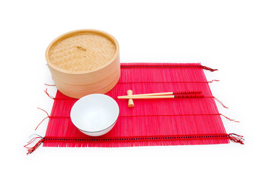 在竹垫上的筷子和碗