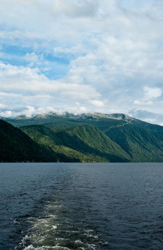 山上的湖