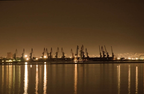 夜間的巴庫海港