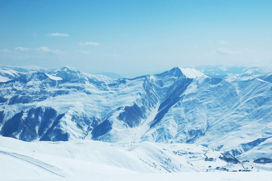 在冬天的雪下的高山
