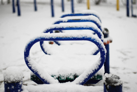 白雪覆蓋健身器材戶外