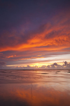 浪漫和戲劇性的夕陽(yáng)紅在瓦登海