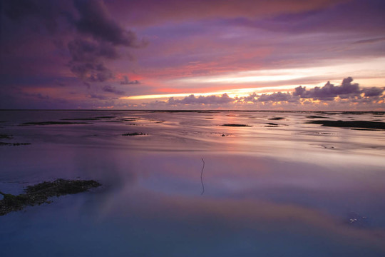 浪漫和戲劇性的夕陽紅在瓦登海