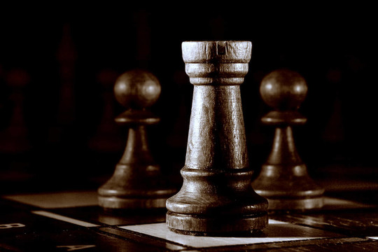 黑暗背景下的國際象棋。