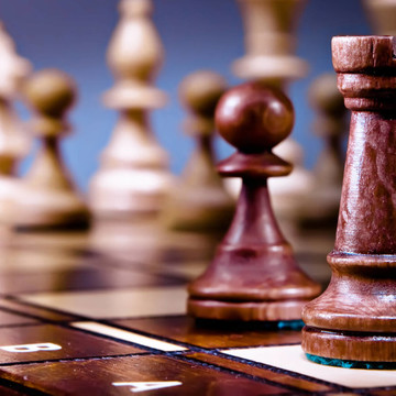 黑暗背景下的國際象棋。