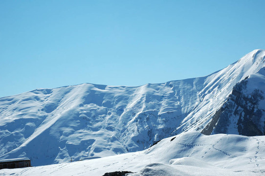 在冬天的雪下的高山