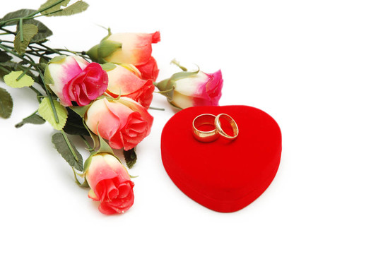 Flowers；心形盒子和結(jié)婚戒指白色隔離