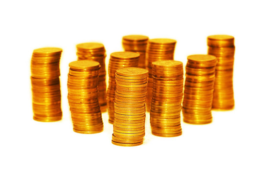 白色硬幣上的一堆金幣