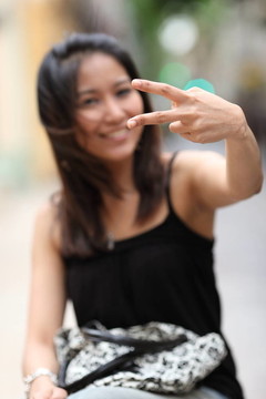 漂亮的年輕微笑的亞洲婦女在街上