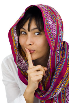 女人用手指放在她的嘴唇上