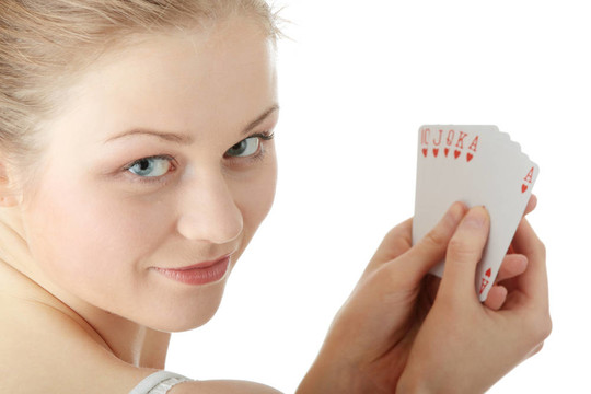 年輕的金發(fā)女人打牌