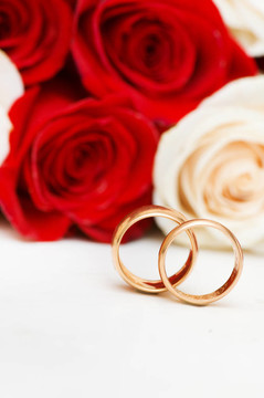 白色的玫瑰和結婚戒指