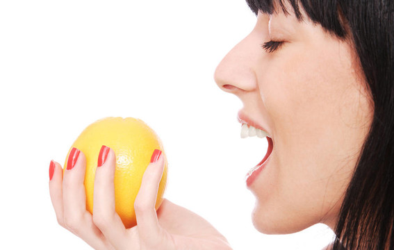 一個(gè)漂亮的年輕女人拿著一個(gè)蘋(píng)果